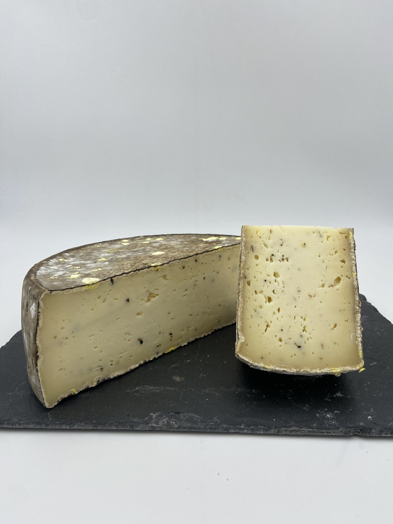 Tomme &#224; la truffe d&#39;&#233;t&#233;